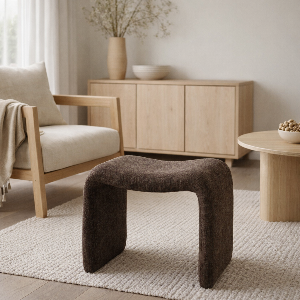 Tabouret J-Line forme N - textile - marron foncé en situation