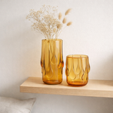 J-line vase Drippy - Glass - Amber - grand - 33 cm de haut en situation