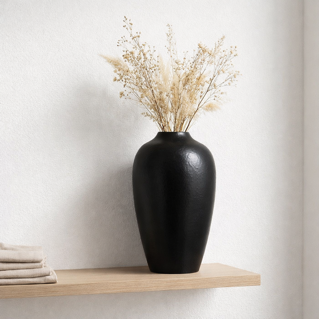 Vase J -line - Céramique - Black - Large - 50 cm de haut en situation