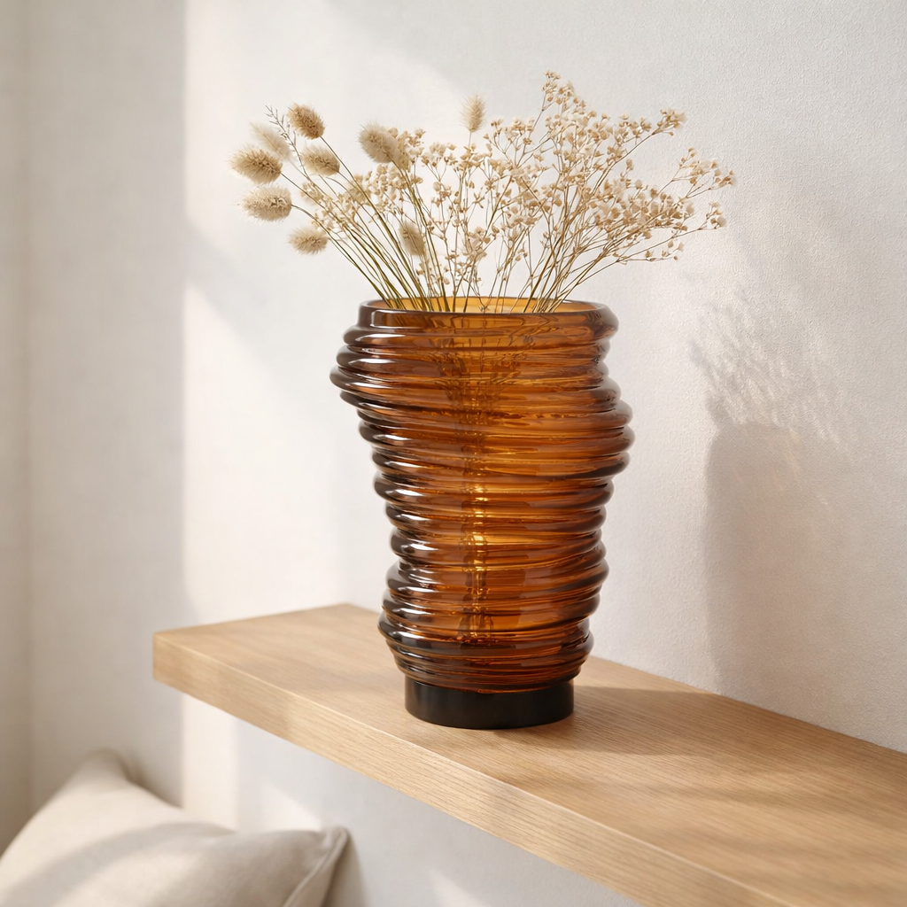 J -Line Vase Tornado - Verre - Brown - Grand - 27,5 cm de haut en situation