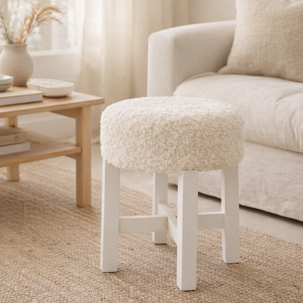 Tabouret J-Line Fourrure - bois - blanc en situation
