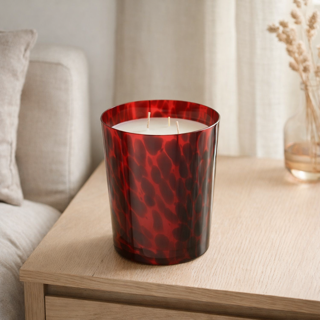 Bougie parfumée J-Line Noa - Bois de santal - verre - rouge - moyen - 68U en situation