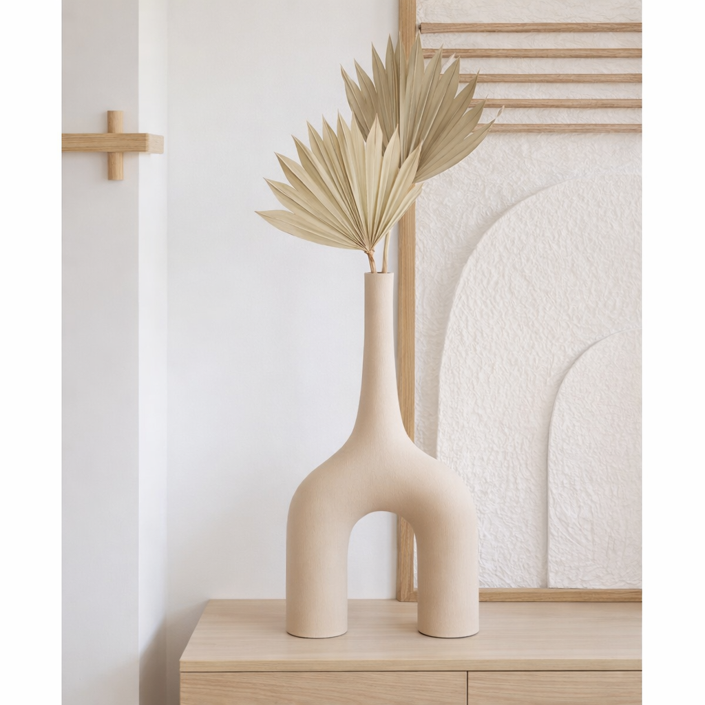 J -line Vase Camille - Aluminium - Beige - 75 cm de haut en situation