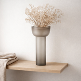 J -line vase / chandelier Yara - Glass - Grayige - grand - 38 cm de haut en situation