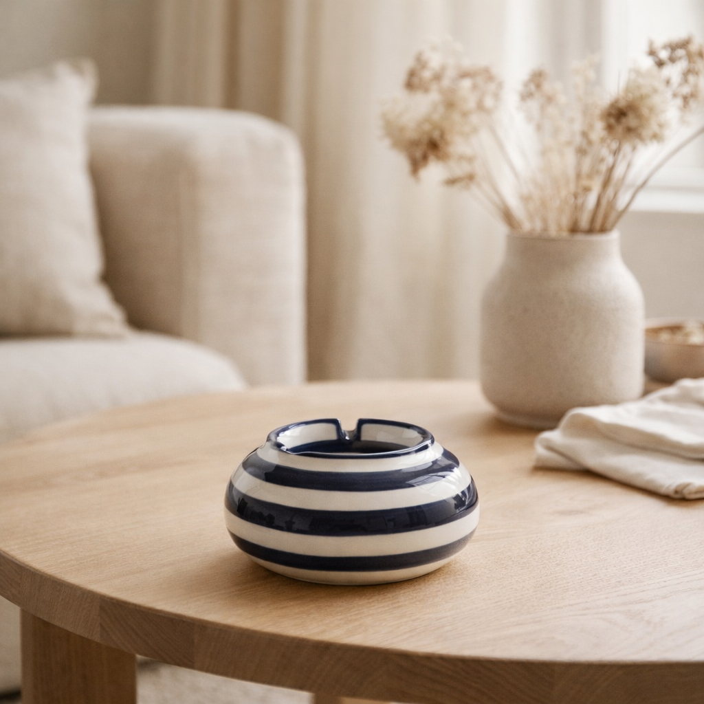 J-Line Cendre Granade Stripes - Céramique - Blanc / Bleu - Small en situation