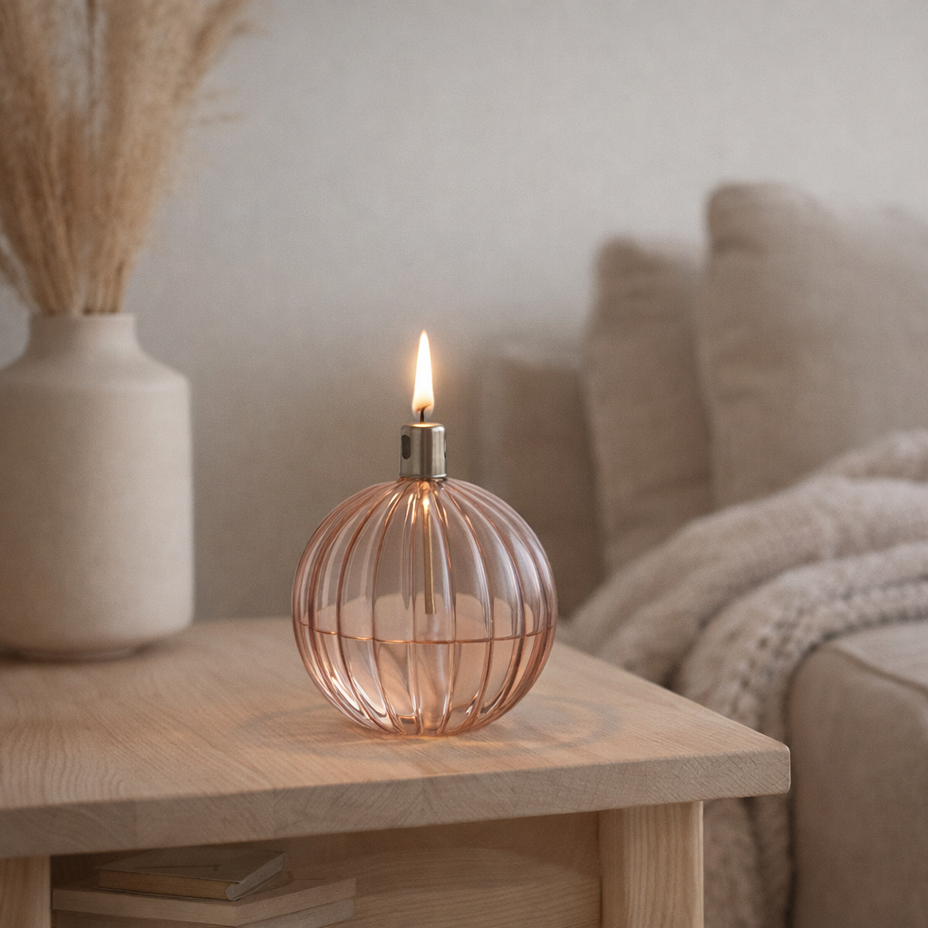 Lampe à huile J-Line Ribbels - verre - rose - petite en situation