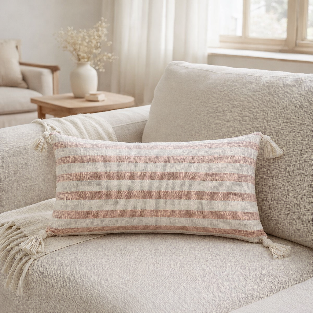 Coussin en j-line rayures rectangle + pinceau coton blanc / rose en situation