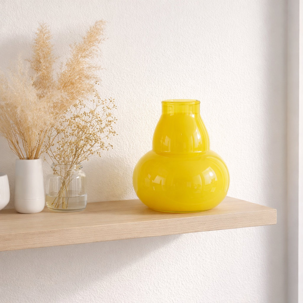 Vase J -line - Verre - Jaune - Small - Ø 21 cm en situation