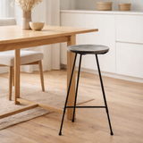 Chaise de bar J-Line bois de teck/fer noir en situation