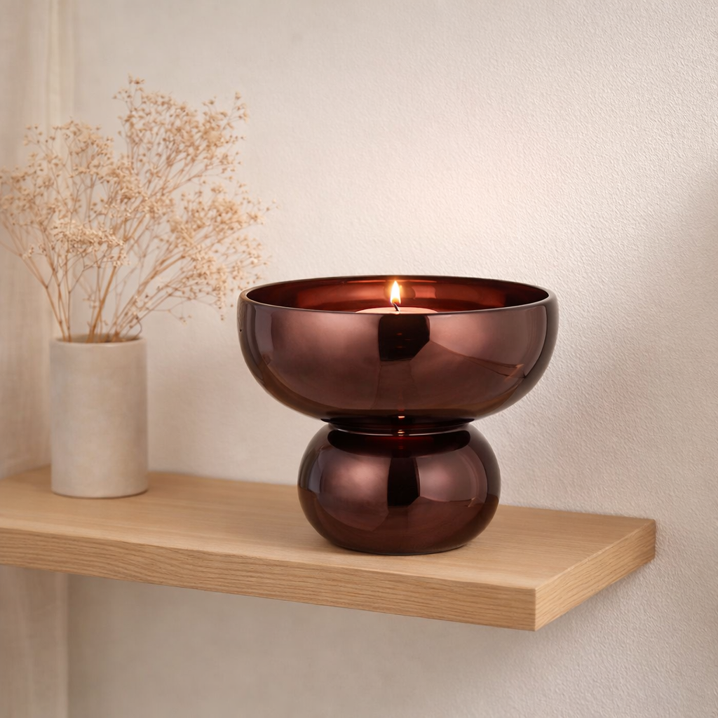 J -Liline Tealight Holder / Vase sur pied Arrondée - Verre - Plum - Ø 23 cm en situation
