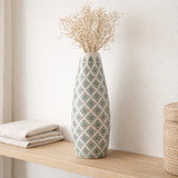 J -line Vase Kousa - Porcelaine - bleu / blanc - 53 cm de haut en situation