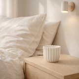 Pot de fleur J-Line Ribbed - ciment - blanc - petit en situation