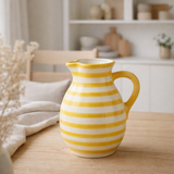 Pichet J-Line Granada Stripes - céramique - blanc/jaune - grand en situation