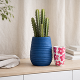 J -line Flowerpot Fiesta - Céramique - Bleu - Medium - Ø 19 cm en situation