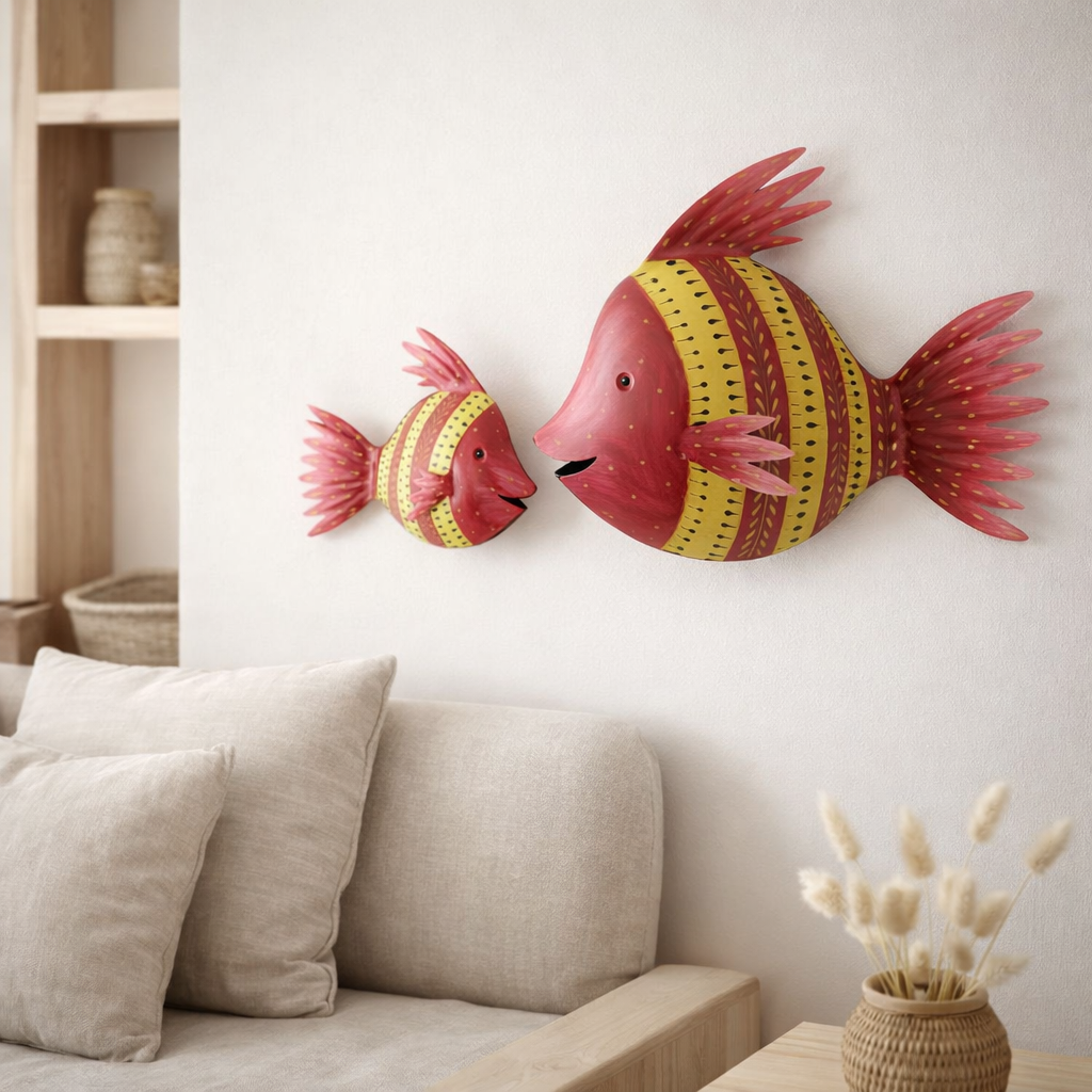 J-line décoration poisson - fer - rose / jaune - grand en situation