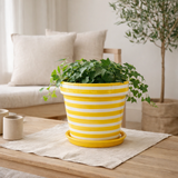 J-Lline Flowerpot Granada Stripes - Céramique - Jaune - Moyen - Ø 27 cm en situation