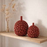 J -line Vase Saki - Céramique - Rouge - Grand - Ø 24,5 cm en situation