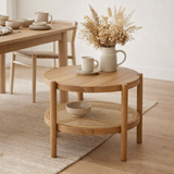 Table d'appoint en j-line autour du teck naturel en situation