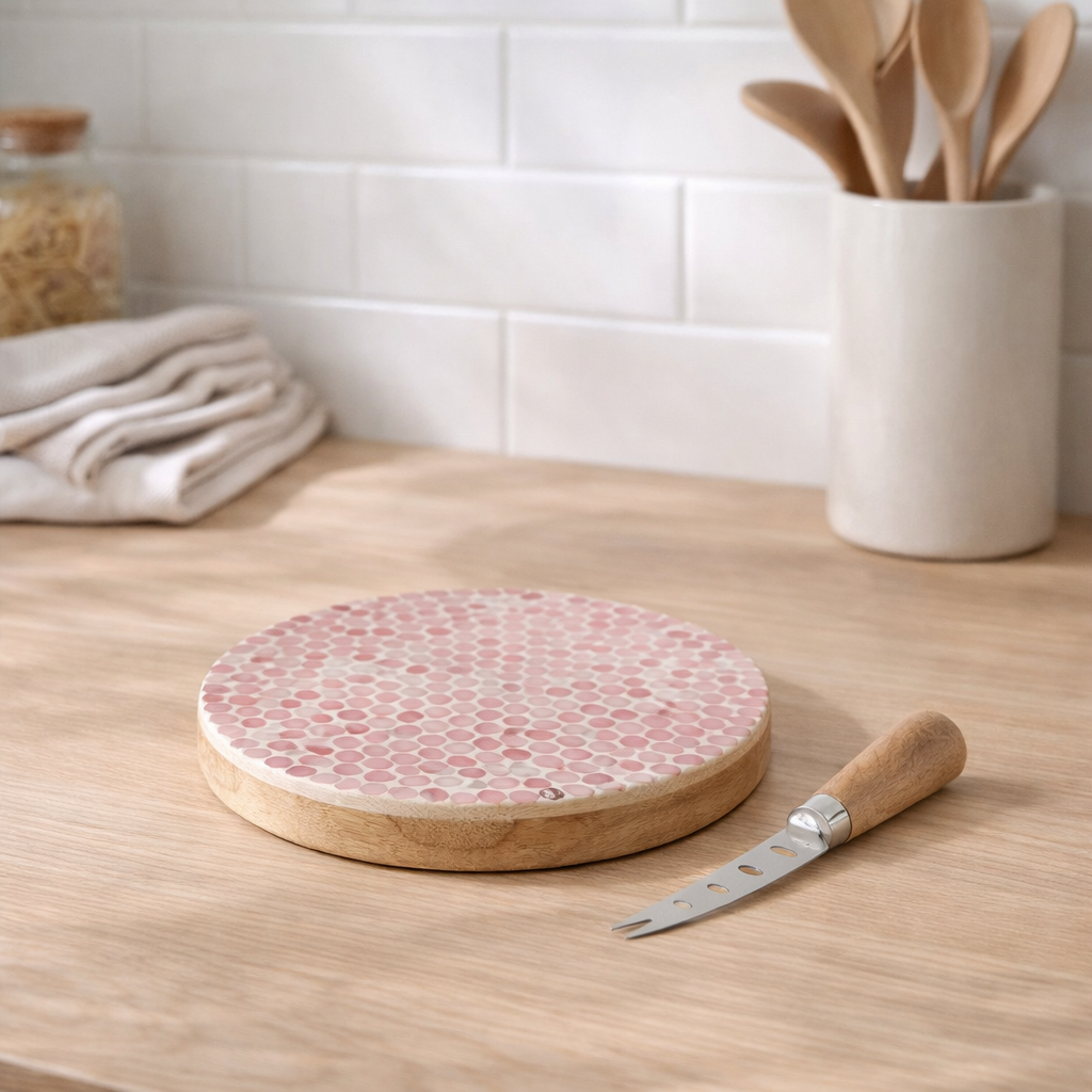 Planche de fromage J-line + couteau coeur mosaïque autour du bois de la mangue rose en situation