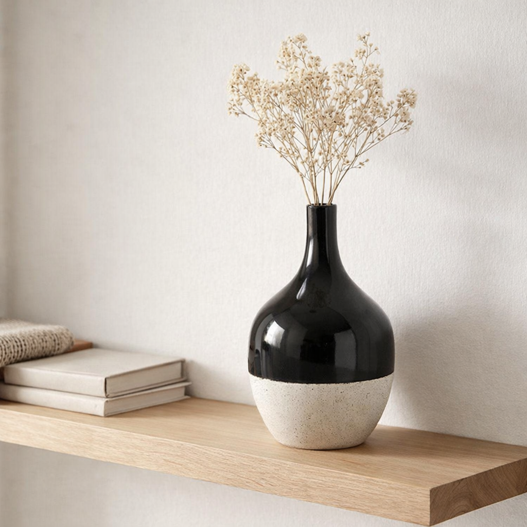 Vase J-Line IVA - Porcelaine - noir / blanc - Moyen - Ø 15,5 cm en situation