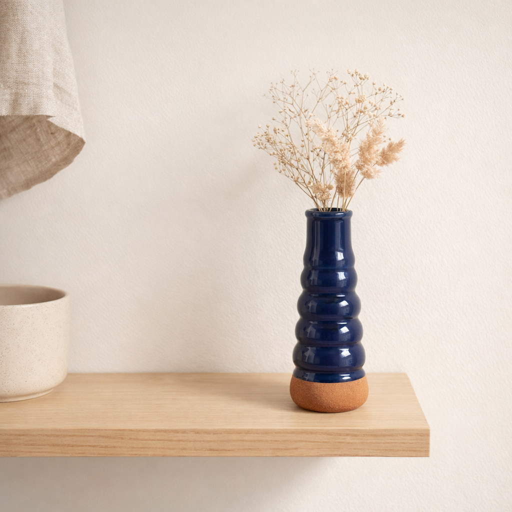 J -line Vase Leo Buoyys - Porcelaine - Bleu - 17,5 cm de haut en situation