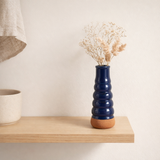 J -line Vase Leo Buoyys - Porcelaine - Bleu - 17,5 cm de haut en situation