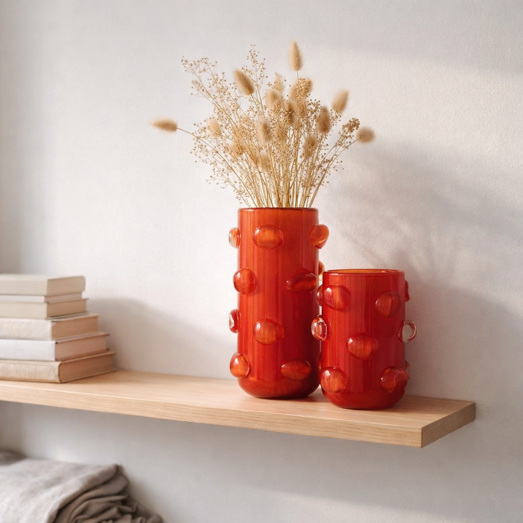J -line Vase Aruna - Verre - Rouge - Grand - 32,5 cm de haut en situation