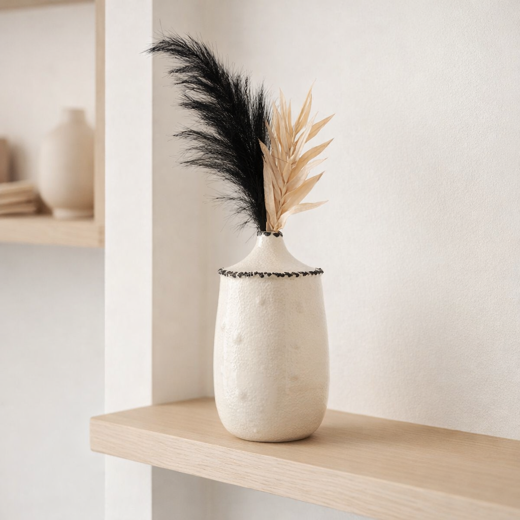 J -line Vase Bay - Ceramics - Blanc / Black - Small - 23,5 cm de haut en situation