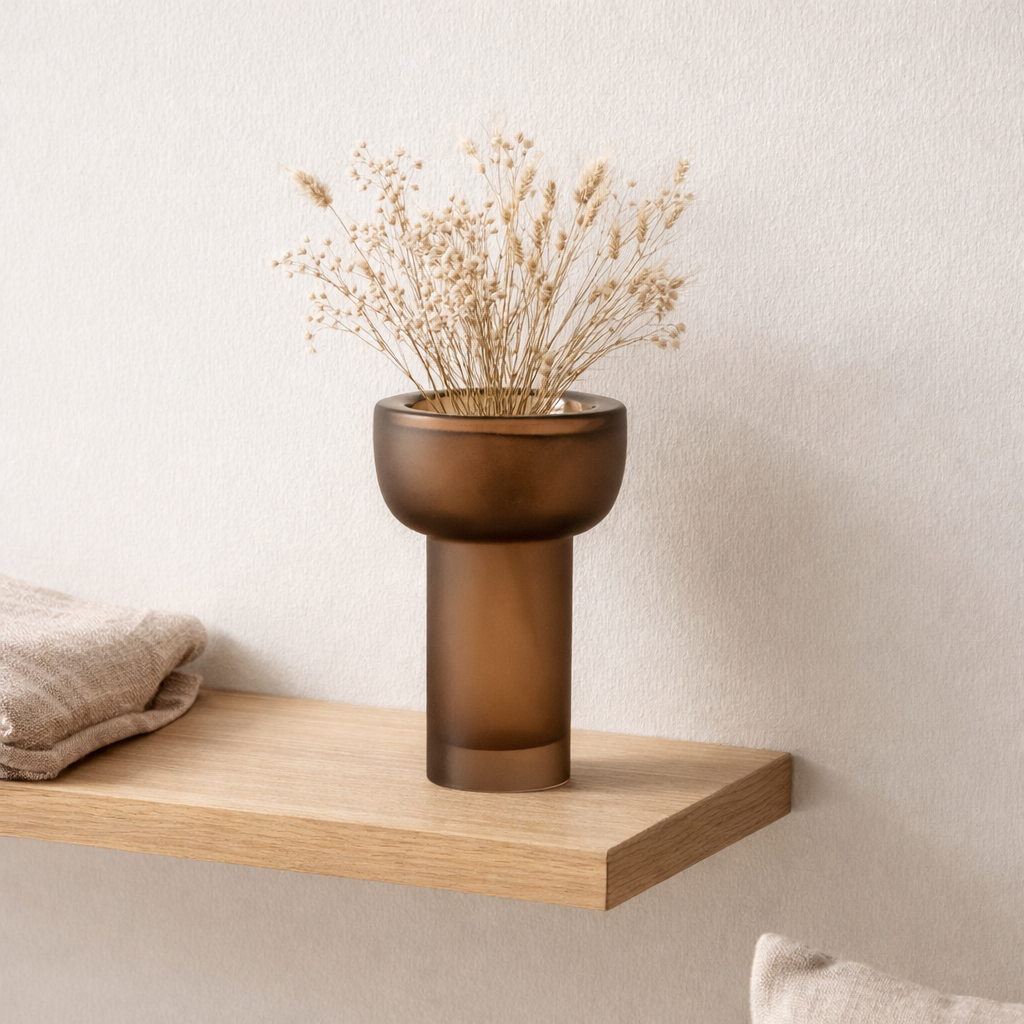 J -line vase / chandelier yoko - verre - marron - petit - 20 cm de haut en situation