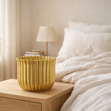Pot de fleur J-Line Ribbed - ciment - or - grand en situation