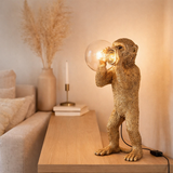 Lampe de table J-Line Monkey - polyrésine - or en situation