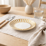 Assiette J-Line Stripe - porcelaine - or/blanc - M - lot de 4 en situation