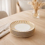 Assiette J-Line Stripe - porcelaine - or/blanc - M - lot de 4 en situation