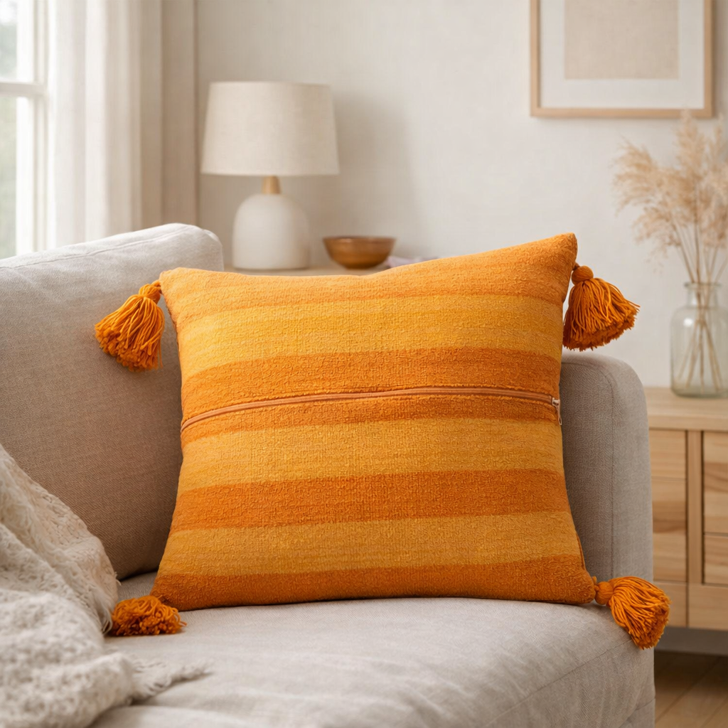 Rayures de coussin en j-line + pinceau en coton orange en situation