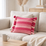 Rayures de coussin en j-line + gland de rose de coton en situation