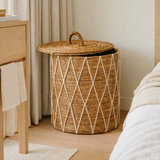 Panier à linge avec couvercle KISA en fibre de banane en situation