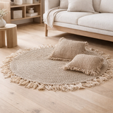 Tapis rond en jonc de mer 100/120 cm | Tapis à pompons DASA (2 tailles) en situation
