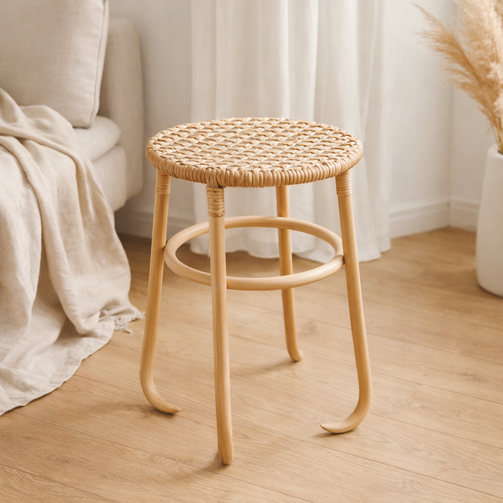 Tabouret en rotin KOLAKA Naturel Ø35 cm avec surface d'assise tressée | Petit tabouret rond à trois pieds en situation
