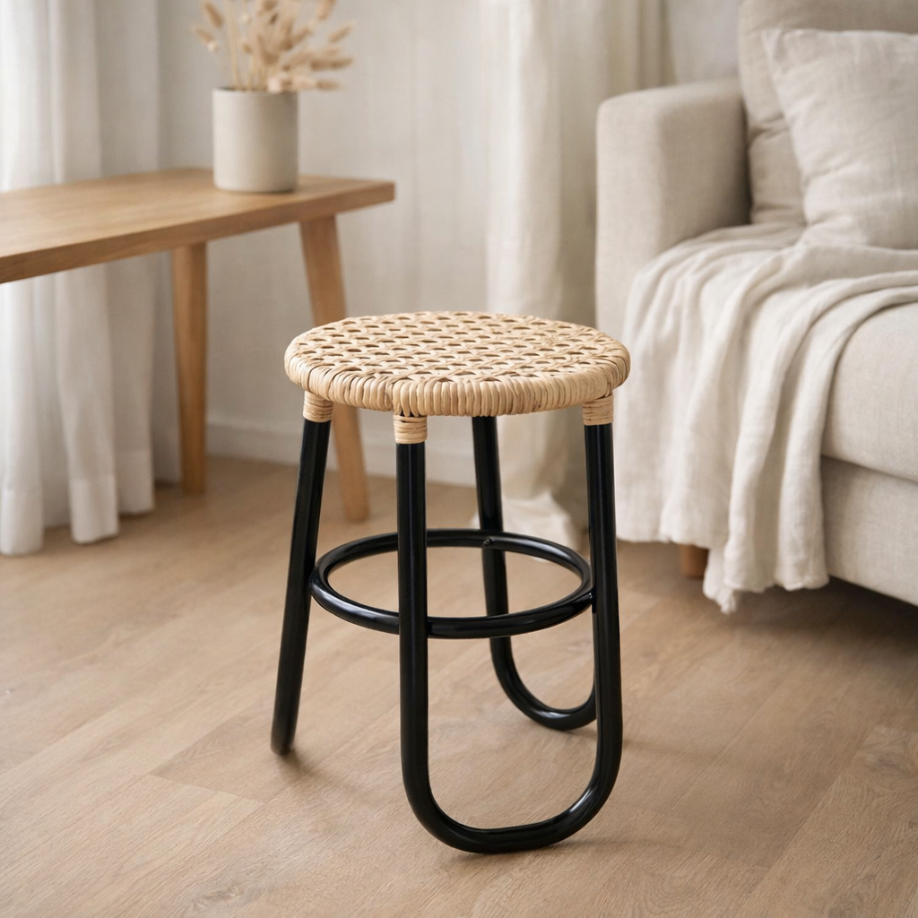 Tabouret en rotin KOLAKA Noir Ø35 cm avec Surface d'Assise Tressée | Petit tabouret rond à trois pieds en situation