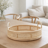 Plateau en rotin | Plateau de service rond NEIRA Plateau décoratif beige fait main Ø40 cm en situation