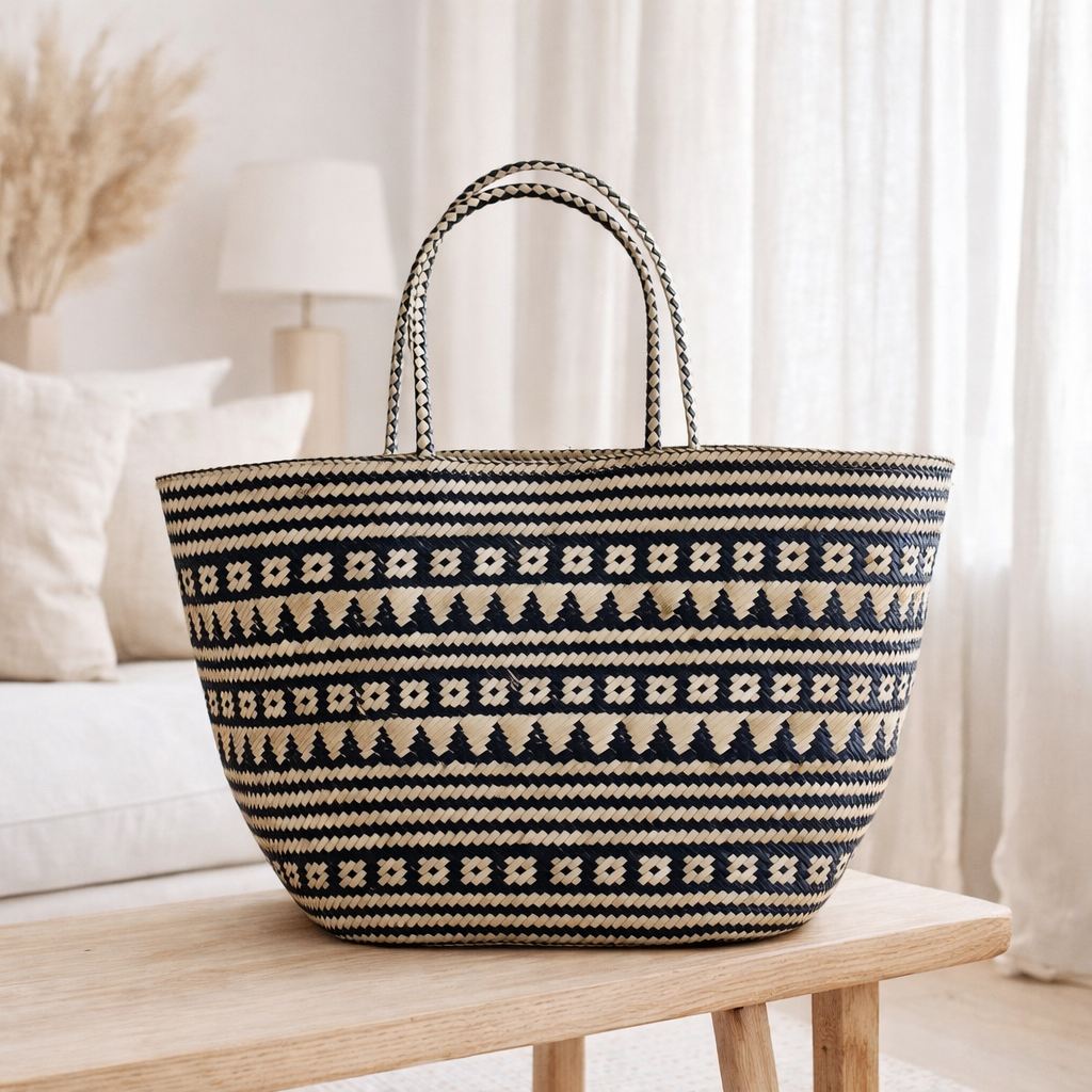 Sac fourre-tout Boho – Sac d’été en jonc de mer – Sac de plage à bandoulière – Sac naturel tissé – Grand sac de courses Boho KIDUL (noir) en situation