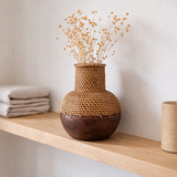 Vase en rotin – Vase en bois – Vase pour fleurs séchées – Petit vase en rotin – Vase décoratif bohème en rotin tressé et bois (Ø 22 cm) KAMARI marron en situation