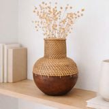 Vase en rotin – Vase en bois – Vase pour fleurs séchées – Petit vase en rotin – Vase décoratif bohème en rotin tressé et bois (Ø 22 cm) KAMARI marron en situation