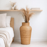 Vase rond en rotin tressé – Grand vase décoratif bohème – Vase haut et étroit – Vase de sol fait à la main à partir de fibres naturelles (Ø 30 cm) KIDUNG en situation