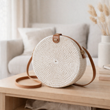 Sac rond en rotin blanc fait à la main avec sangles en cuir synthétique, sac à bandoulière Boho Bali, SENJA (blanc) en situation