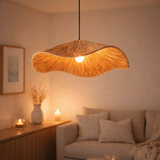 Abat-jour Boho – Grand plafonnier en raphia – Lampe suspendue naturelle – Plafonnier fait main en raphia TAMPAH (Ø 53 cm) en situation