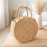 Sac rond en jonc de mer tissé MENARA en situation