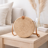 Sac rond en rotin beige sac à bandoulière fait main avec sangles en cuir synthétique sac à bandoulière Boho Bali sac SENJA (naturel) en situation