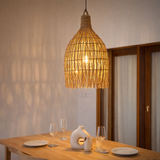 Plafonnier en jonc de mer – Lampe suspendue avec abat-jour Boho – Lampe suspendue naturelle – Grand abat-jour en jonc de mer en forme d'entonnoir LAMPUNG (Ø 40 cm) en situation