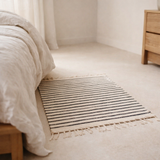 Petit tapis en coton – Tapis rayé – Tapis Boho Noir Blanc – Tapis de lit doux – Tapis rectangulaire tissé à la main 70x50 cm UNTUK en situation